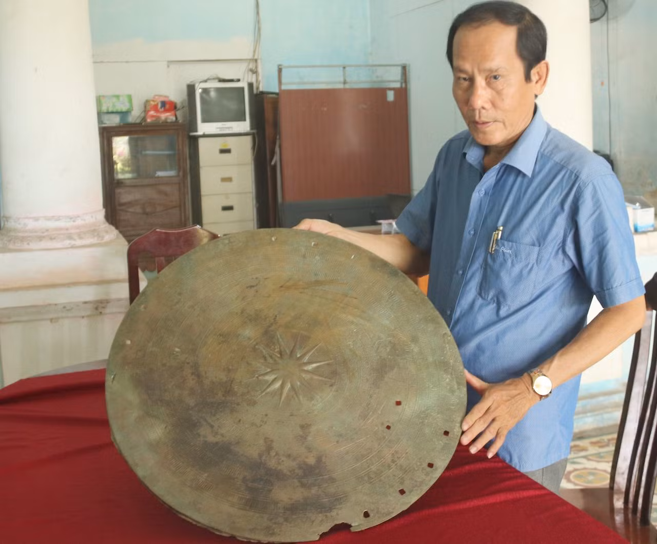 Mặt trống đồng Đông Sơn hơn 2.000 năm tuổi: Ngư dân từng định vứt đi vì tưởng nắp thùng phi -0