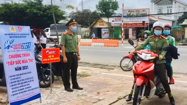 Sĩ tử ùn ùn đến Văn Miếu cầu may trước ngày thi ảnh 12