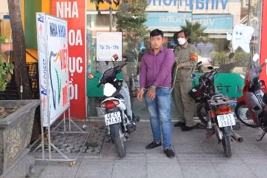 Người dân dũng cảm quật ngã kẻ trộm -0