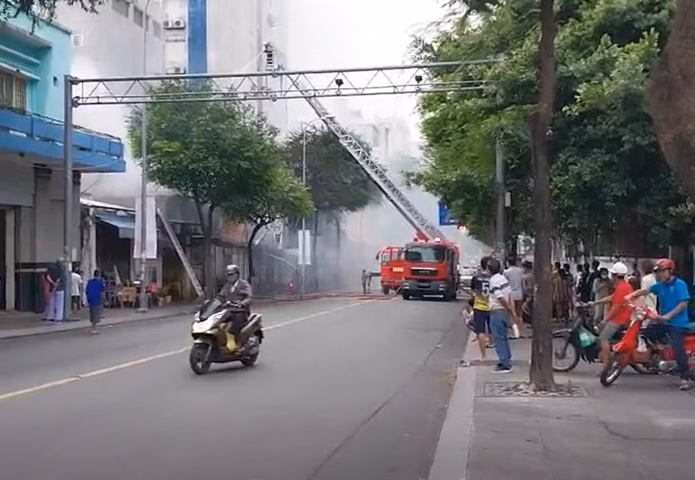 Ôm tài sản thoát ra ngoài khi lửa cháy hừng hực tại tiệm bán tranh -1