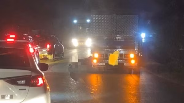 Hai vụ tai nạn chết người do tông cột đèn, biển báo ảnh 5