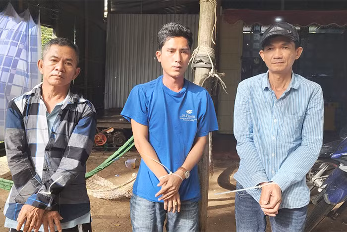 Triệt xóa tụ điểm đánh bạc trong vườn xoài, bắt giữ 40 đối tượng -0