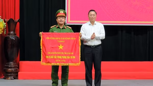 Cận cảnh CSGT cắt thùng xe quá khổ, đo "ma men" ở Quảng Nam ảnh 4