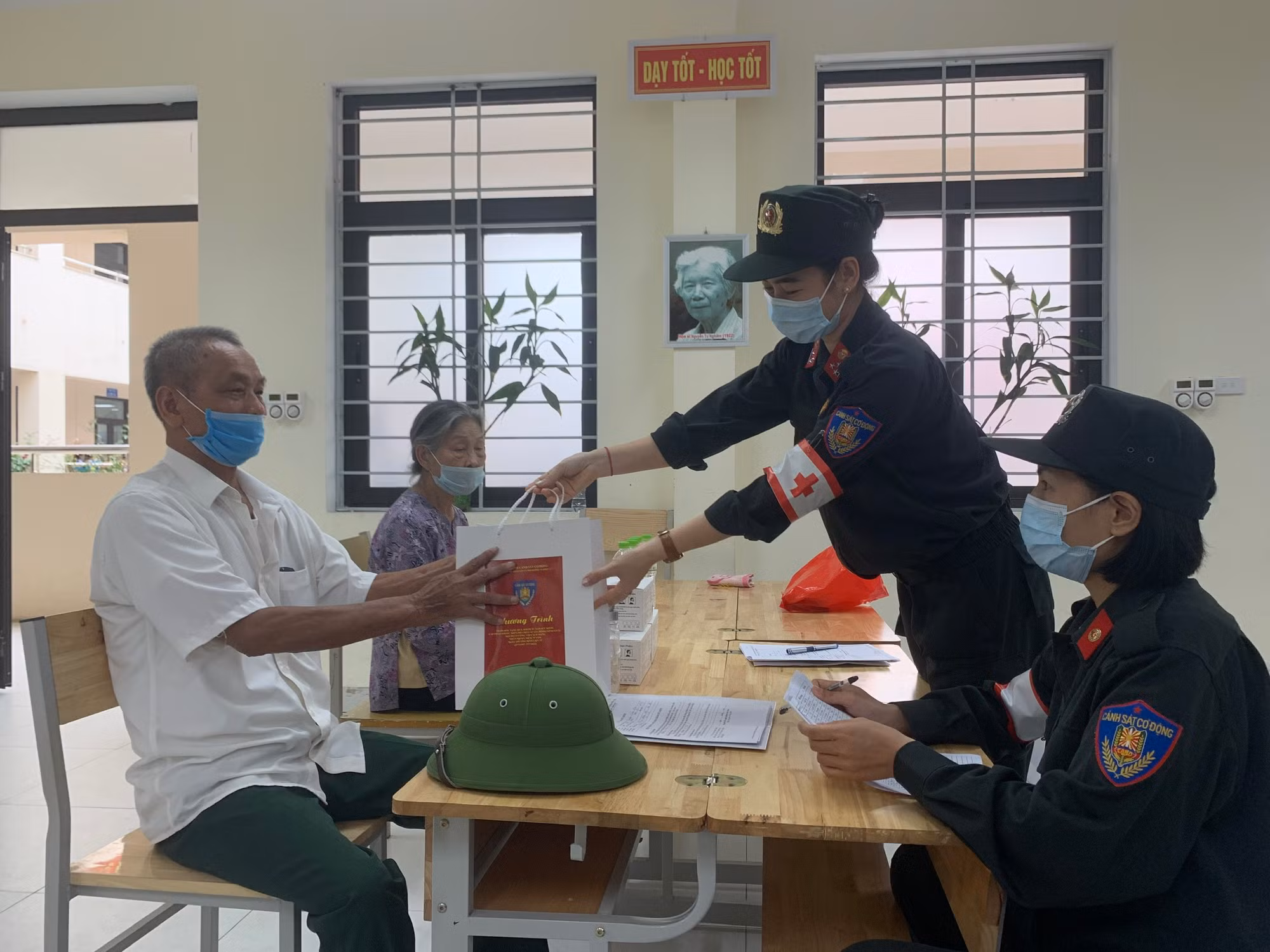 Cán bộ, chiến sĩ Cảnh sát cơ động thăm khám, cấp phát thuốc miễn phí cho người có công, gia đình chính sách -0