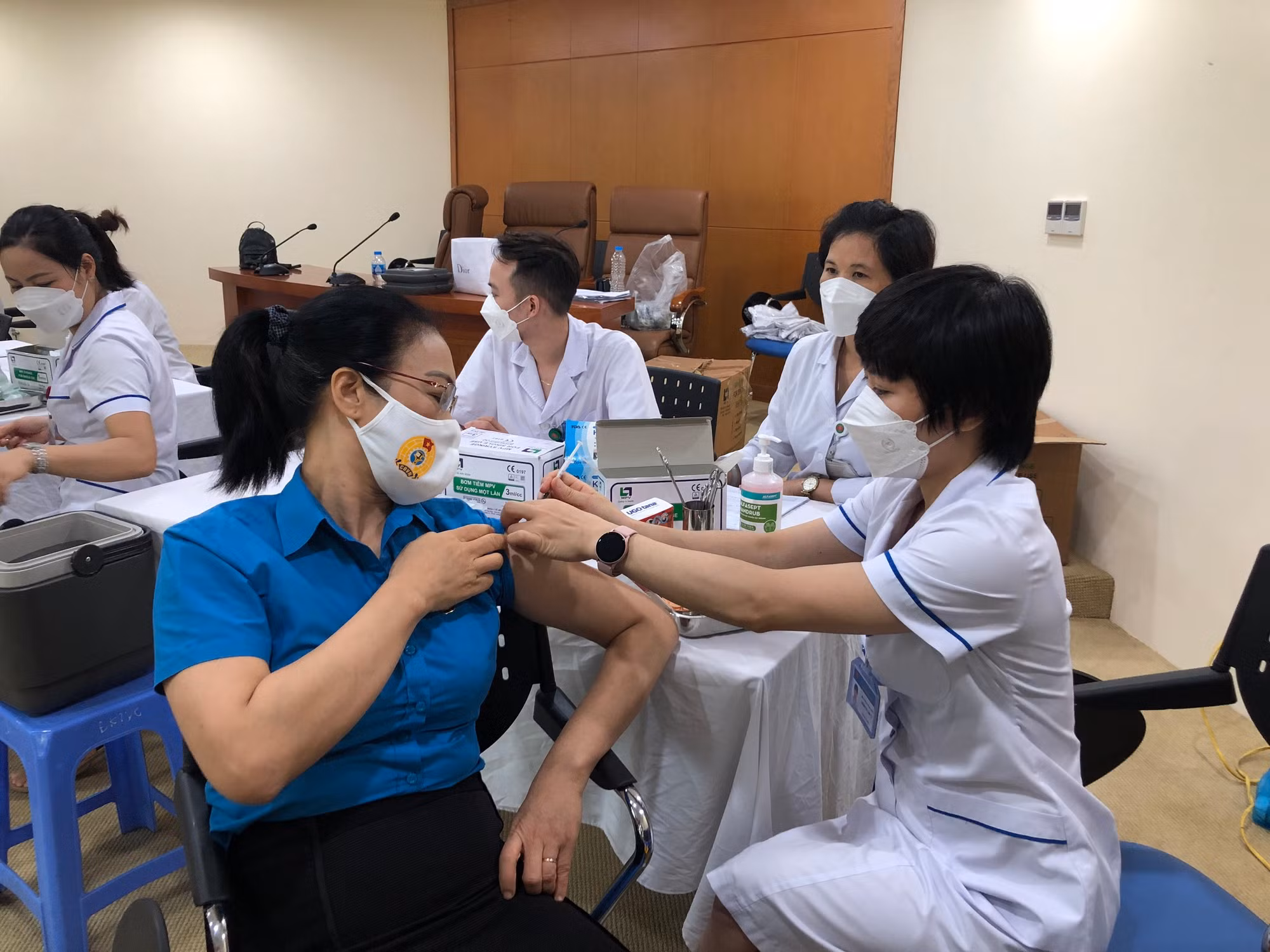 Phát động chiến dịch tiêm vaccine phòng COVID-19 mũi 3,4 cho cán bộ, công nhân viên -0