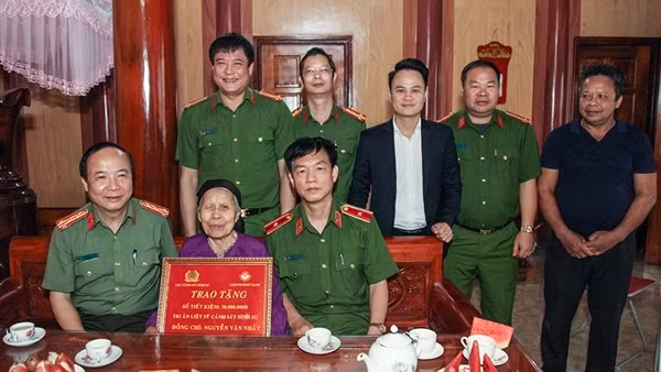 Thắm đượm nghĩa tình người chiến sĩ Công an