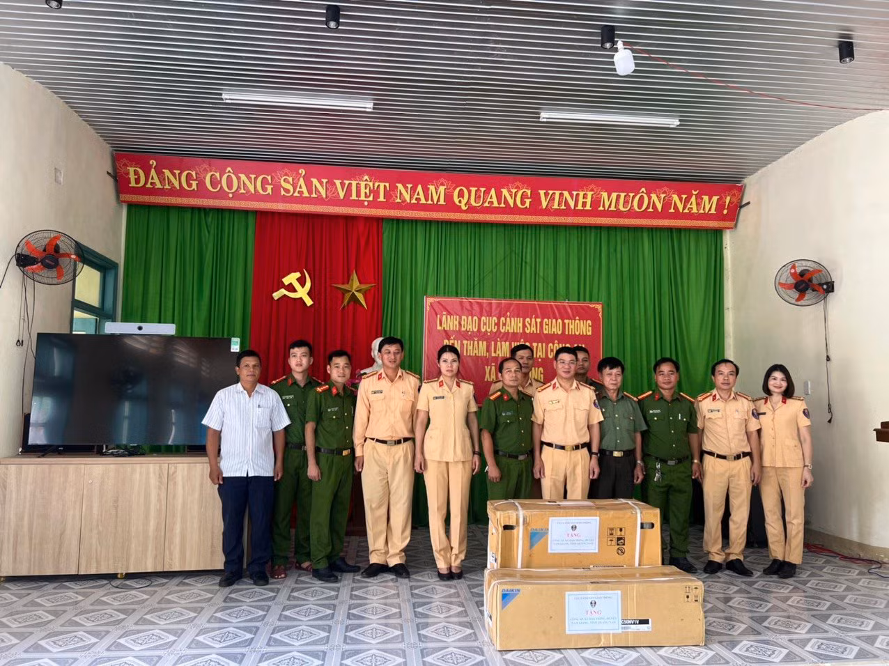 Cục CSGT thăm, nắm tình hình cán bộ điều động làm Công an xã -0