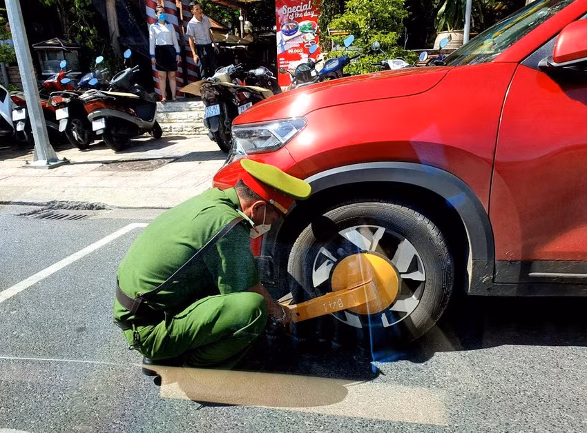 Chủ tịch UBND TP Nha Trang nói về biện pháp “khóa bánh xe” ô tô vi phạm -0