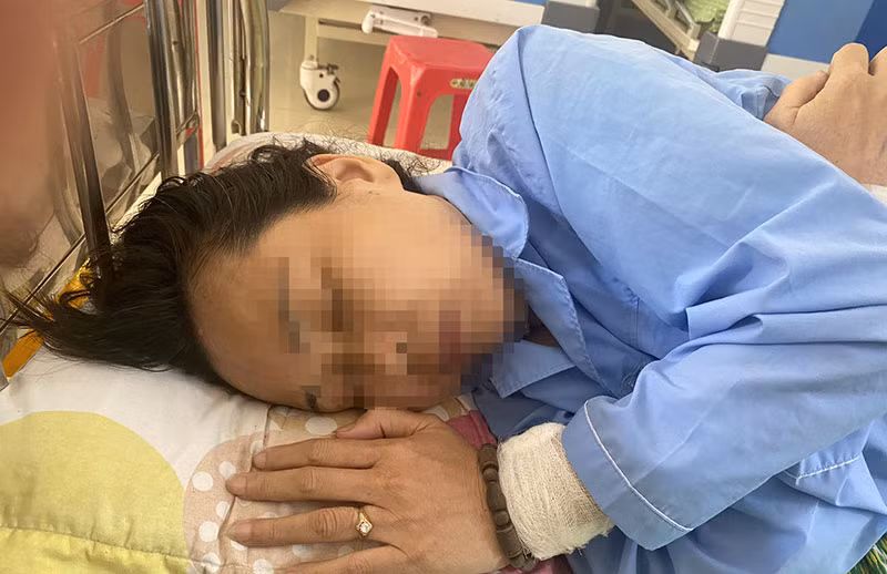 Tuần tra lúc nửa đêm, Công an kịp thời cứu người phụ nữ trôi dạt trên biển -0