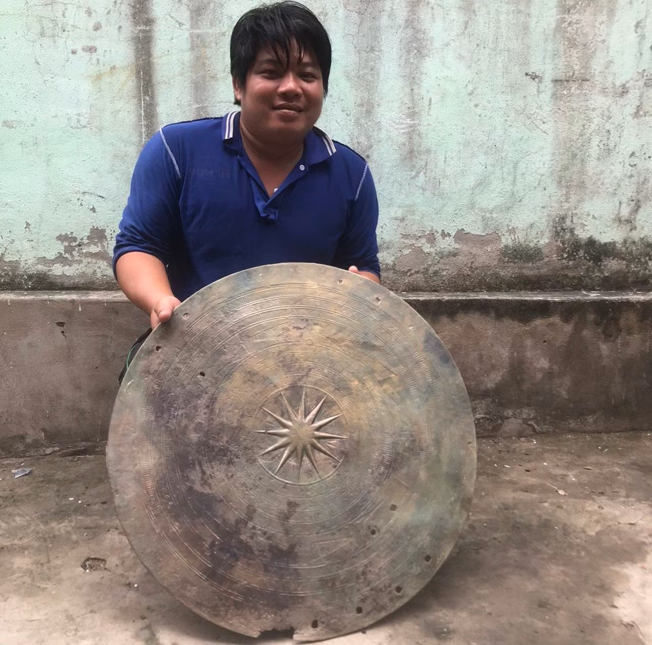 Ngư dân nhặt được mặt trống đồng hơn 2.000 năm tuổi khi cào lưới trên sông Hậu -0