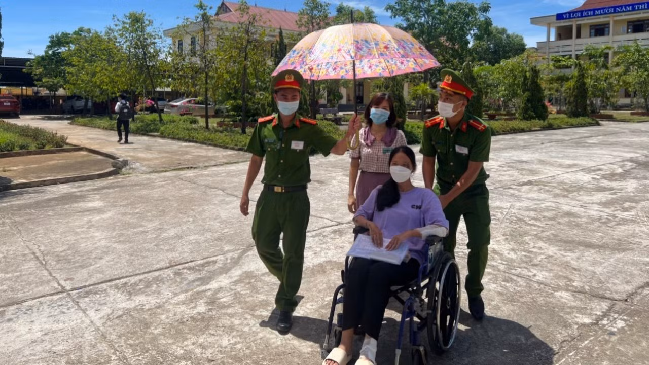 Cõng thí sinh ngồi xe lăn ra vào phòng thi -0