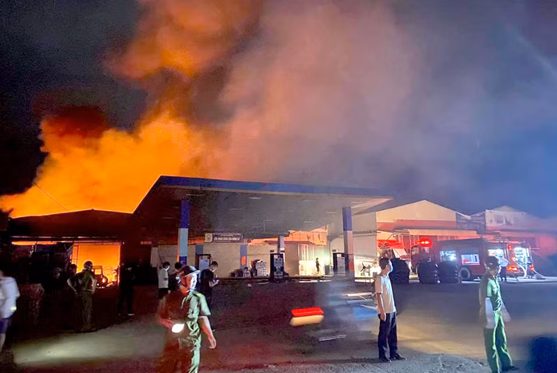 Hà Nội: Cháy xưởng gỗ, ván ép nằm sát cây xăng Đồng Lư -0