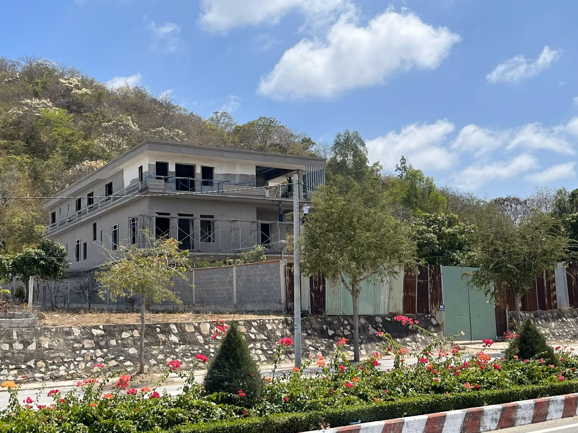 Biệt thự “khủng” mọc trên đất quy hoạch -0