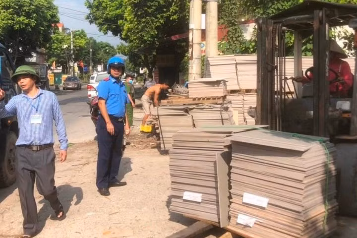 Xử phạt hàng chục trường hợp đào hè phố trái phép, lấn chiếm vỉa hè -0