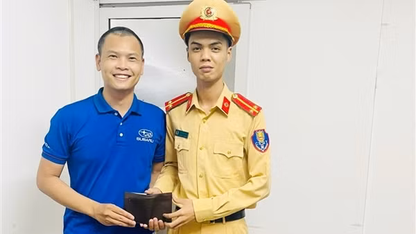 Chủ quán ăn phối hợp cùng lực lượng Công an trả lại ví tiền cho khách để quên ảnh 2