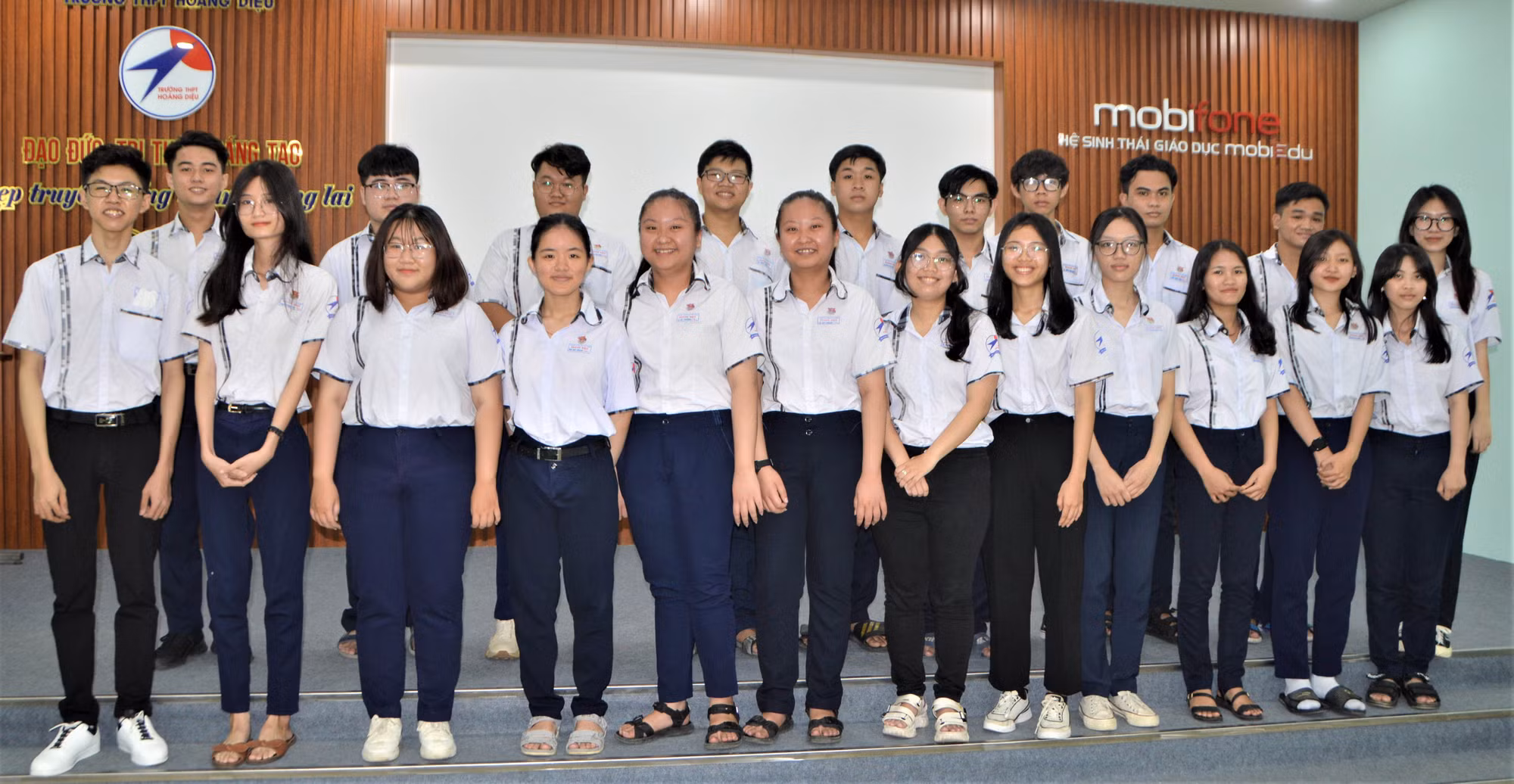 Chị em song sinh được kết nạp Đảng trước ngày thi tốt nghiệp -0