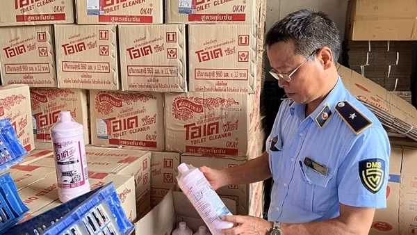 Phát hiện hàng nghìn túi bánh kẹo, nước tẩy rửa có dấu hiệu giả mạo nhãn hiệu