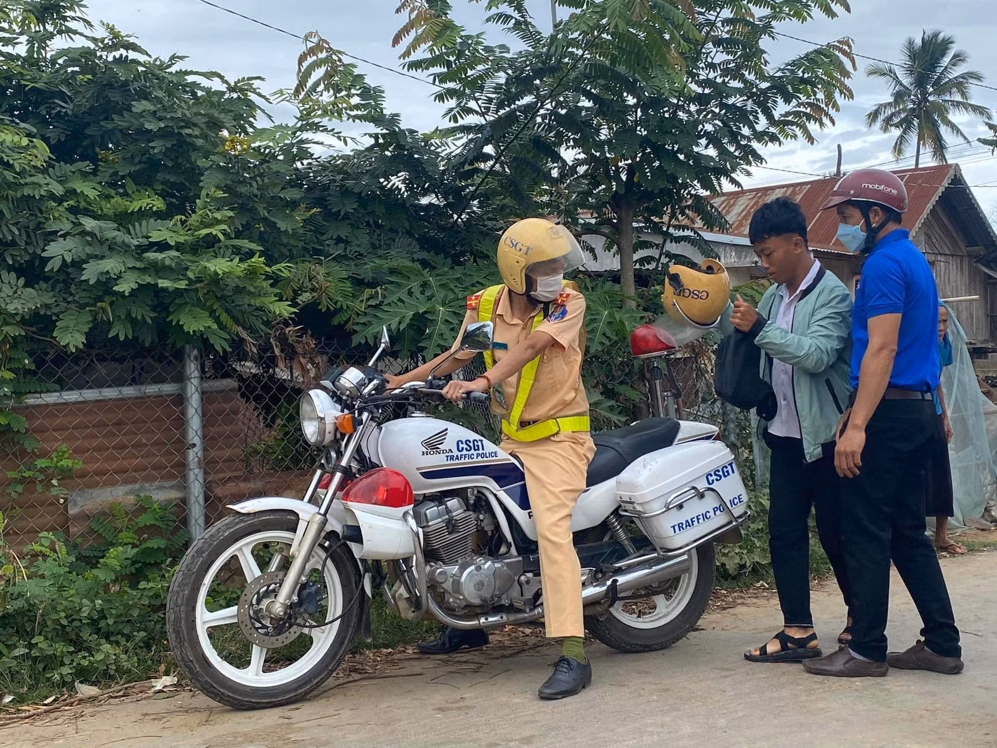 CSGT dùng xe đặc chủng về tận nhà hỗ trợ thí sinh đến điểm thi -0
