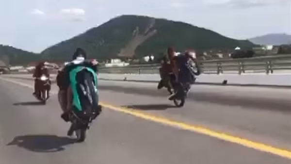 Bốc đầu xe máy, ném đá xe khách để... tiêu khiển!