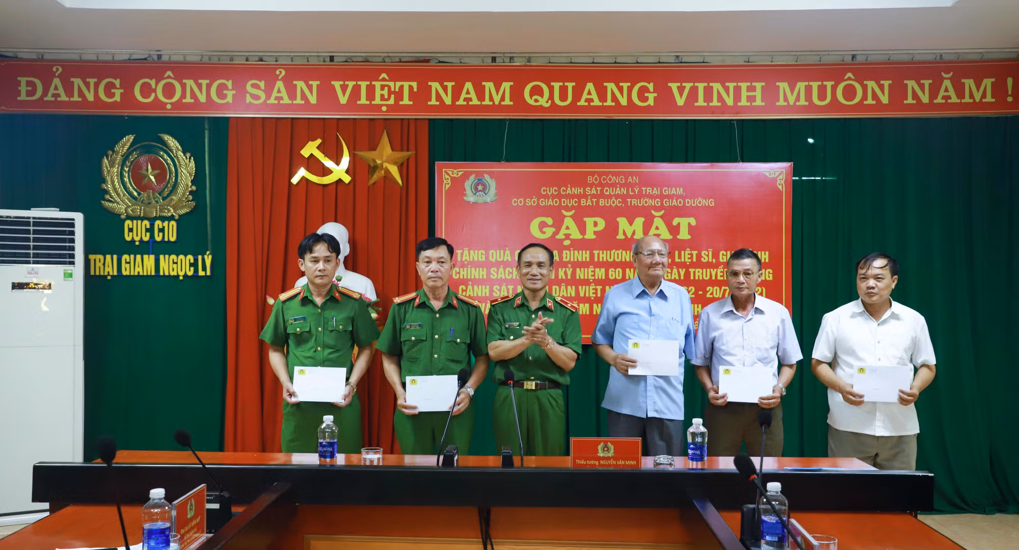 Cục Cảnh sát quản lý trại giam báo công dâng Bác tại Khu lưu niệm Sáu điều Bác Hồ dạy CAND -1