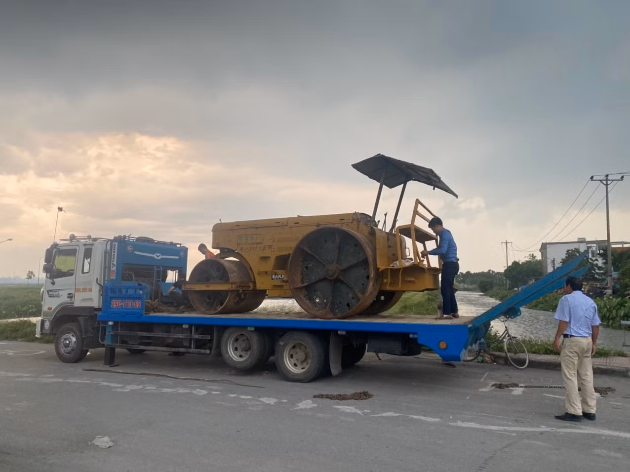 2 thanh niên trộm xe lu rồi mang ra Hà Nội tiêu thụ -0