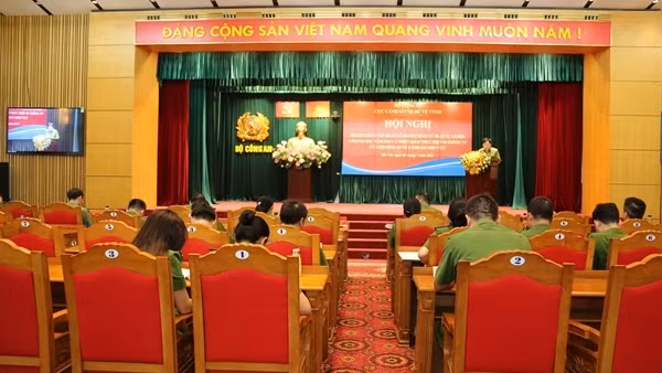 Cảnh sát Quản lý hành chính về trật tự xã hội tiếp tục “gương mẫu đi đầu”