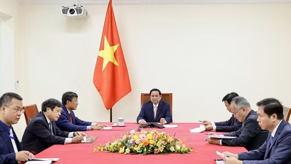 Thủ tướng Phạm Minh Chính điện đàm với Thủ tướng Hàn Quốc Han Duck-soo