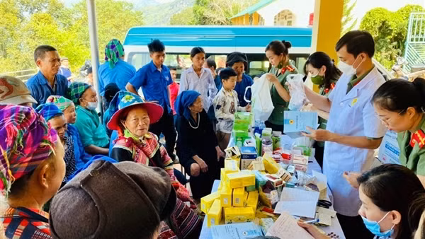 Khám bệnh, phát thuốc miễn phí cho gần 1.000 người dân nơi địa đầu Tổ quốc