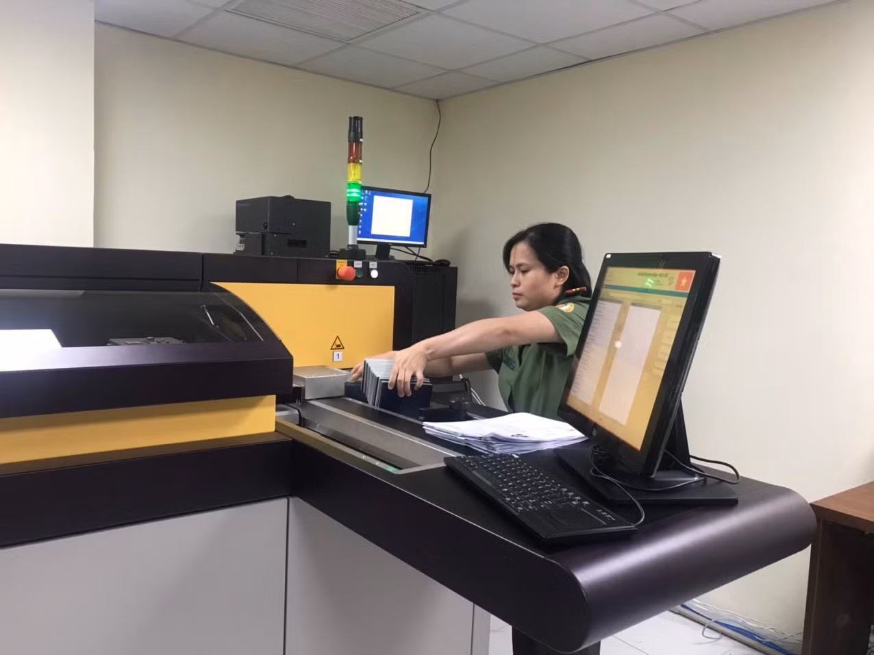Hộ chiếu phổ thông mẫu mới khác với hộ chiếu phổ thông mẫu cũ như thế nào? -0