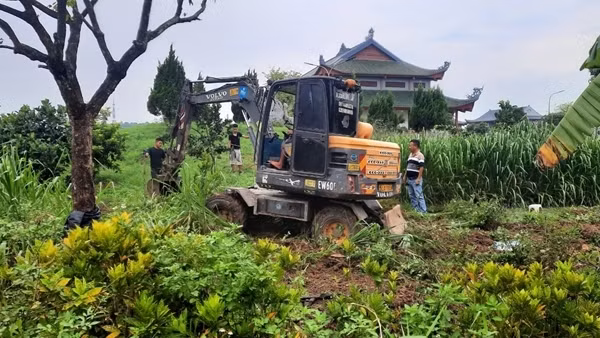 Chủ quán ăn phối hợp cùng lực lượng Công an trả lại ví tiền cho khách để quên ảnh 3