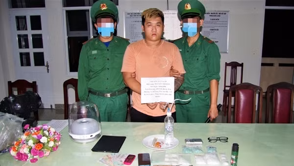 Vừa sử dụng súng bút, vừa tàng trữ ma túy