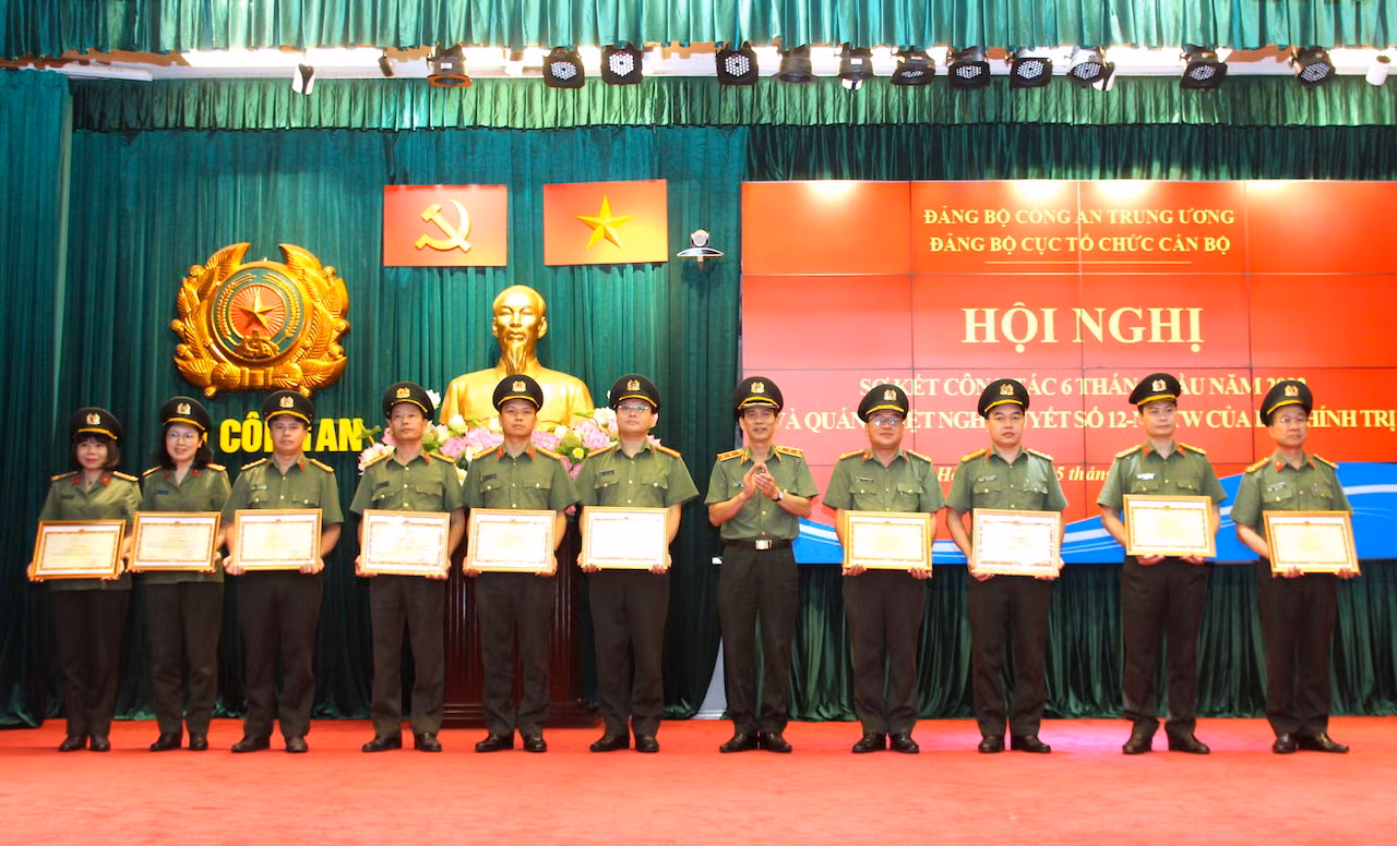 Hoàn thành sớm nhiều đề án, chủ trương lớn về tổ chức cán bộ -0