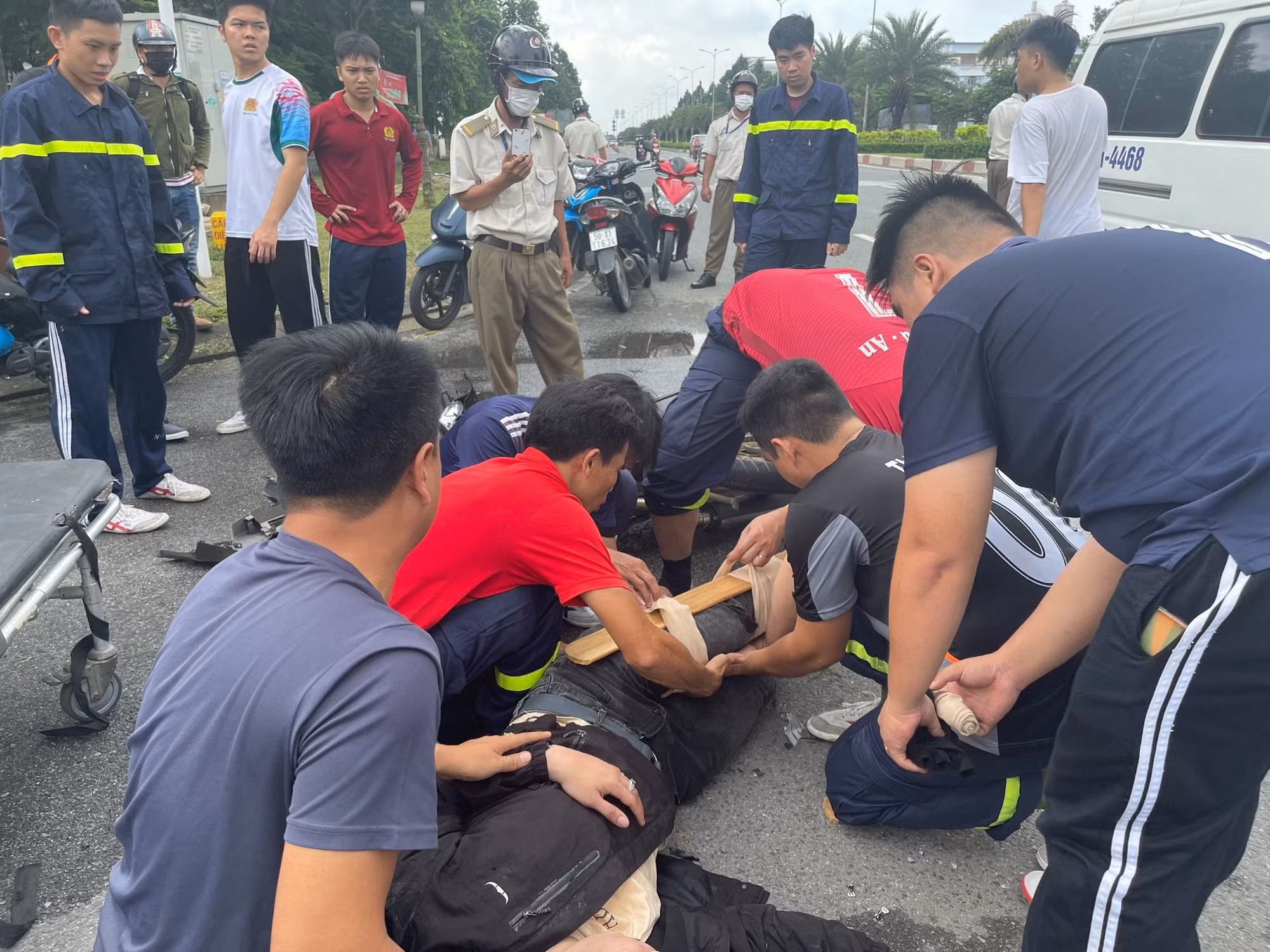 Kịp thời cứu nam thanh niên gặp tai nạn gãy chân trên đường -0