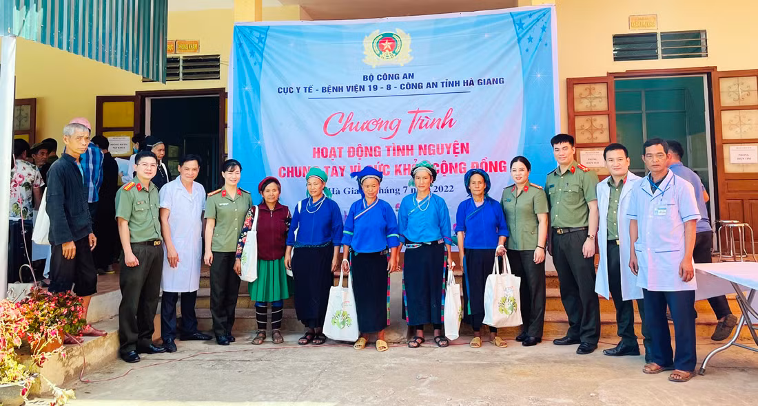 Khám bệnh, phát thuốc miễn phí cho gần 1.000 người dân nơi địa đầu Tổ quốc -0