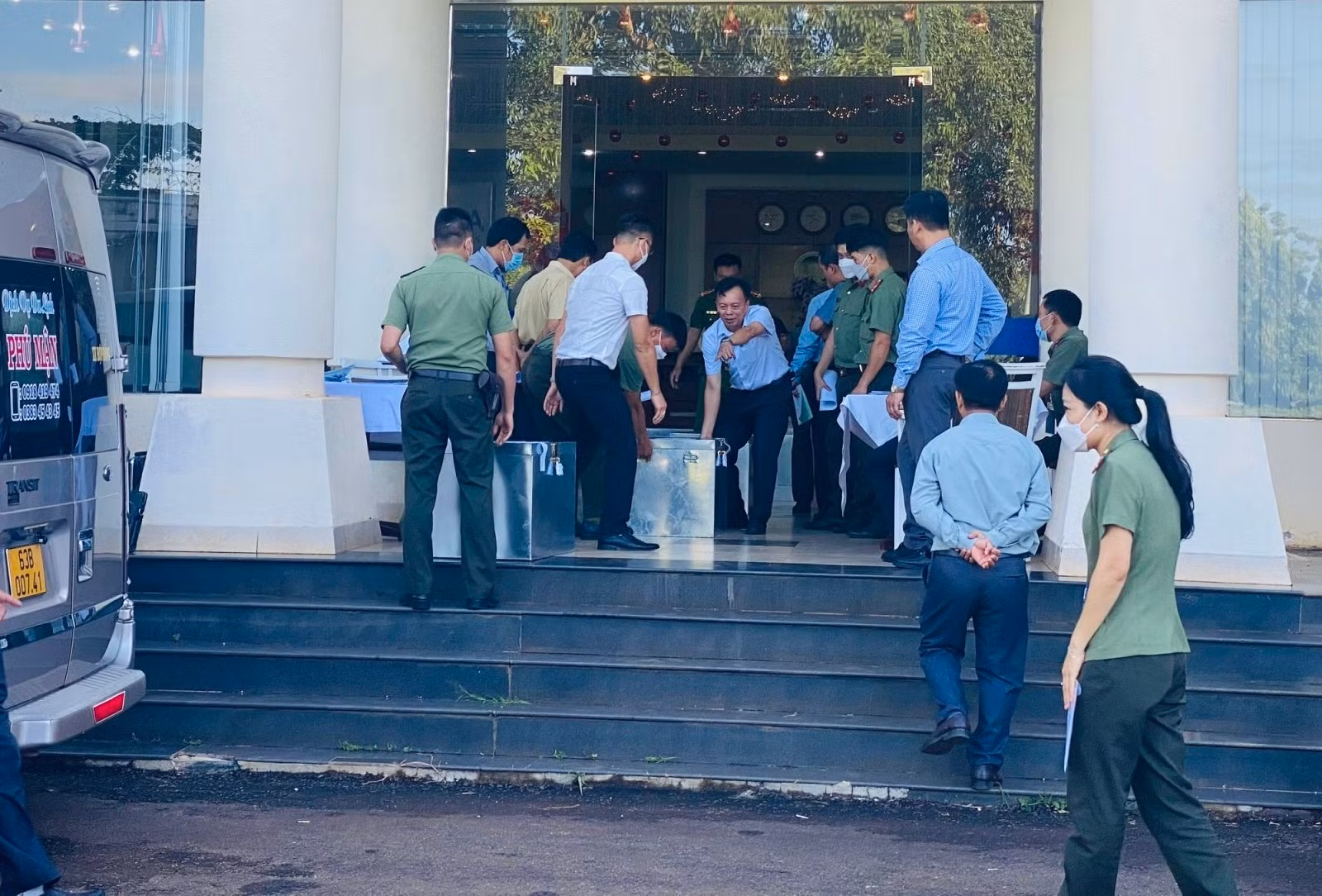 Thầy cô băng rừng hàng trăm cây số trơn trượt đến điểm coi thi -0