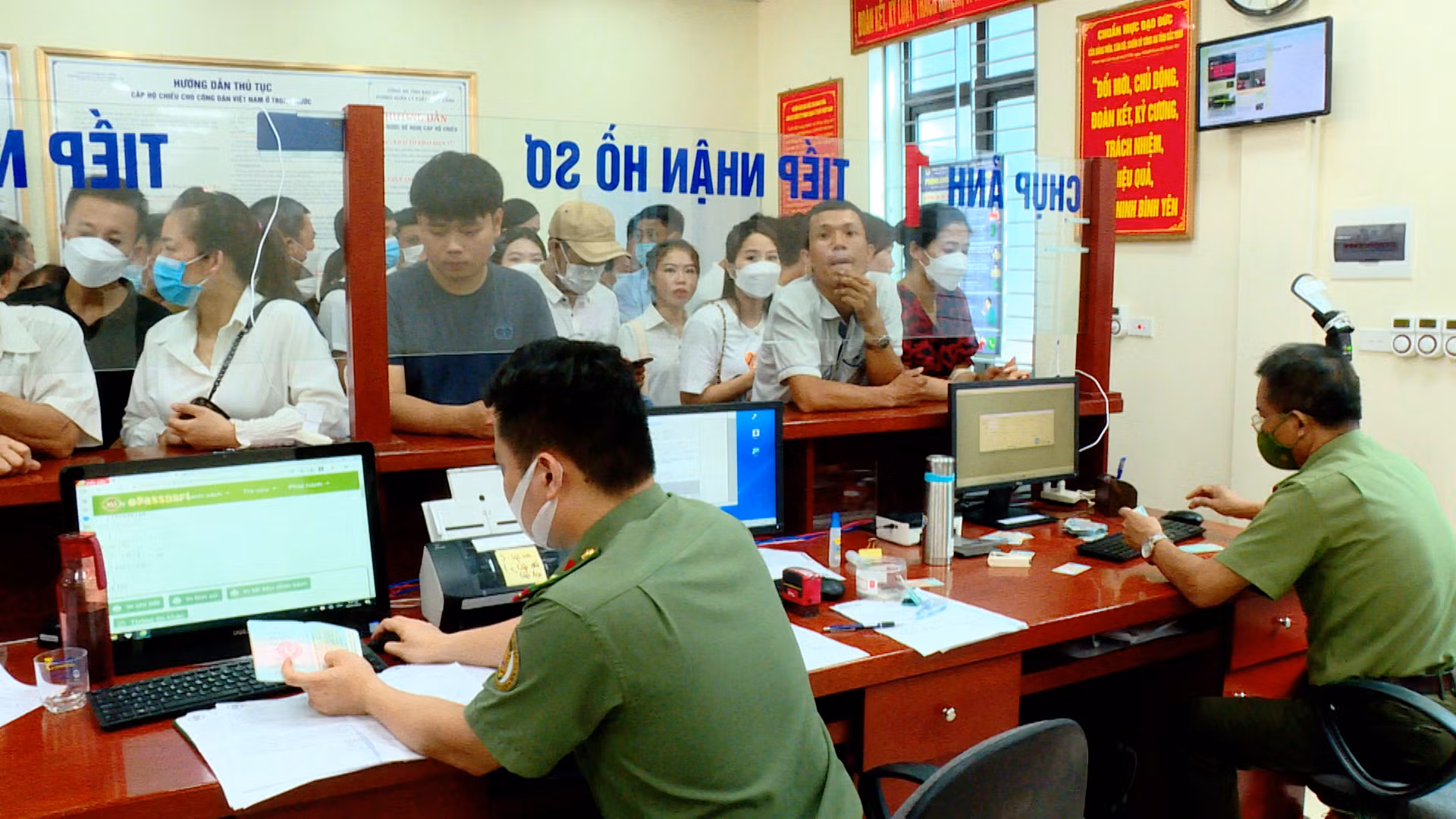 Công an Bắc Ninh: Làm thêm ca, thêm giờ, kịp thời trả hộ chiếu mẫu mới cho công dân -0