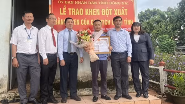 Khen thưởng nhân viên gác chắn dũng cảm cứu người