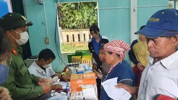 Tuổi trẻ Công an Quảng Trị giúp người dân vùng cao xã Xy