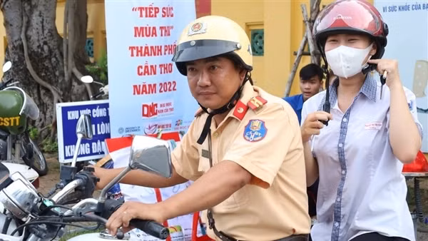 CSGT hỗ trợ nữ sinh về nhà lấy giấy báo dự thi
