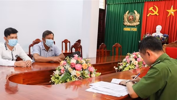 Làm giả công văn của UBND huyện để lừa bán cát ảnh 2