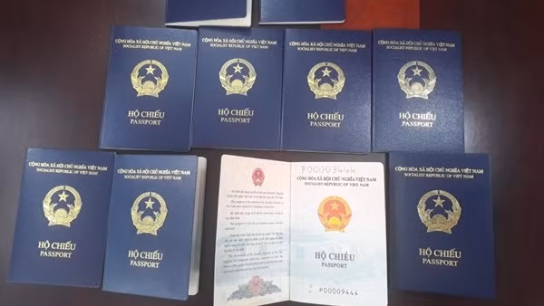 Người dân Tây Ninh phấn chấn làm hộ chiếu mẫu mới ảnh 3
