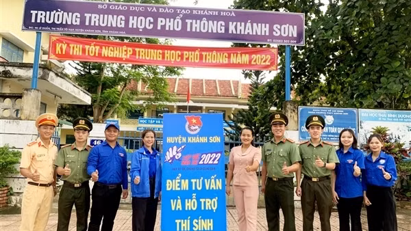 Những hình ảnh đẹp của tuổi trẻ Công an Nghệ An trong kì thi THPT ảnh 5