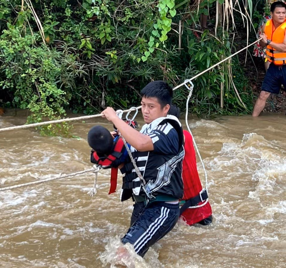 Đà Nẵng: Cảnh sát PCCC&CHCN giăng dây cứu hộ nhóm du khách phụ nữ và trẻ em bị mắc kẹt bên bờ suối -4