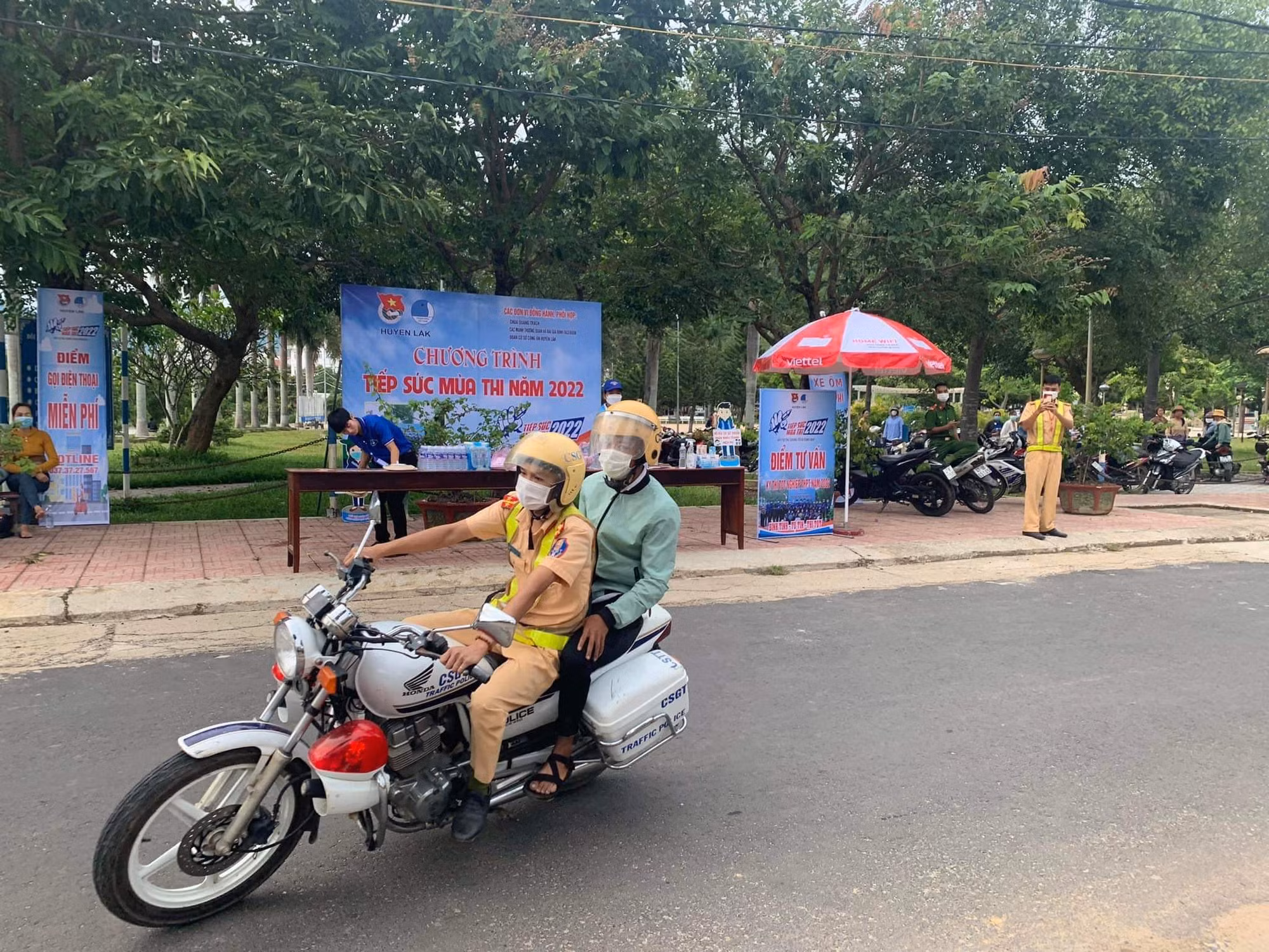 CSGT dùng xe đặc chủng về tận nhà hỗ trợ thí sinh đến điểm thi -0