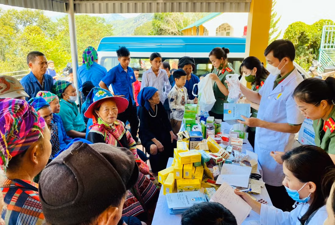 Khám bệnh, phát thuốc miễn phí cho gần 1.000 người dân nơi địa đầu Tổ quốc -2