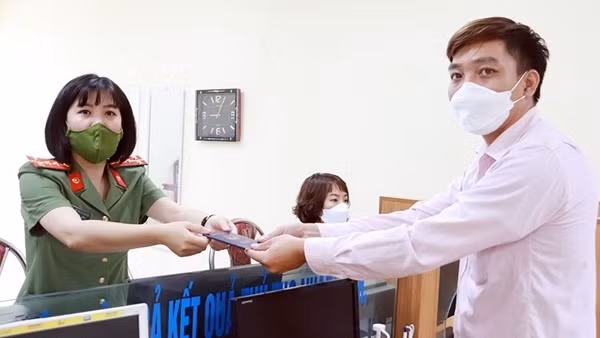 Người dân Tây Ninh phấn chấn làm hộ chiếu mẫu mới ảnh 4