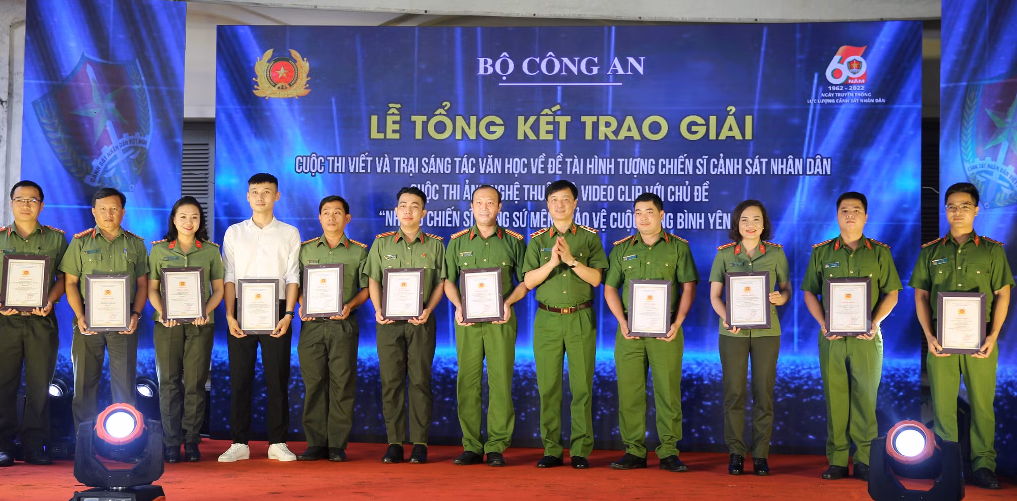 Triển làm và trao giải cuôc thi ảnh, video chủ đề “Những chiến sĩ mang sứ mệnh bảo vệ cuộc sống bình yên” -0