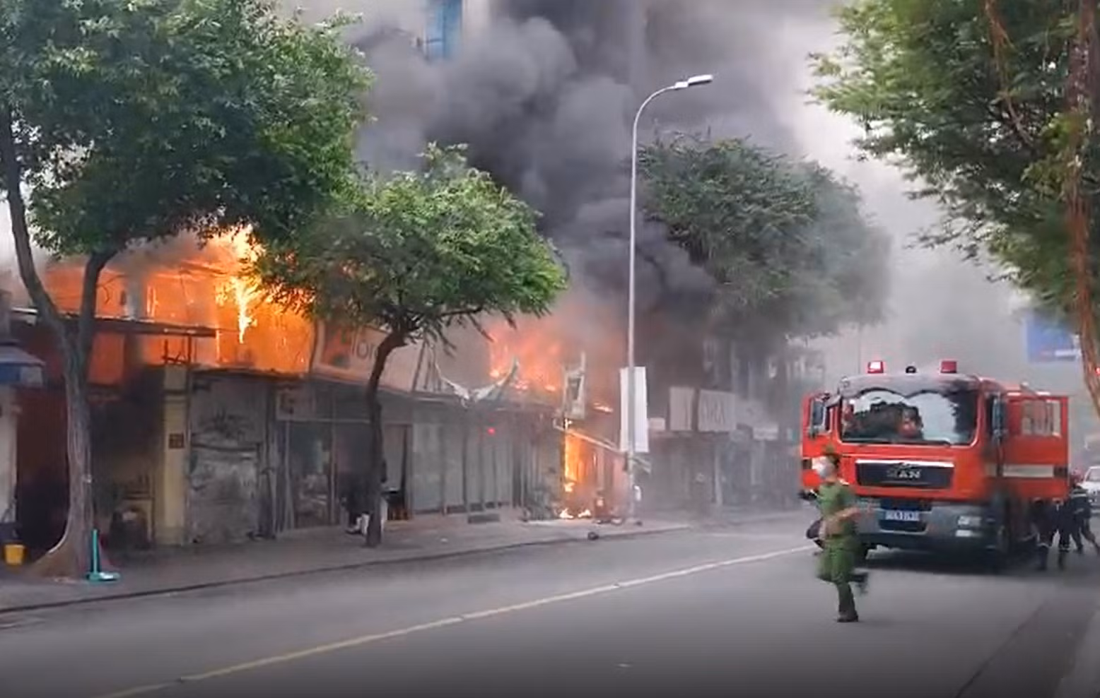Ôm tài sản thoát ra ngoài khi lửa cháy hừng hực tại tiệm bán tranh -0