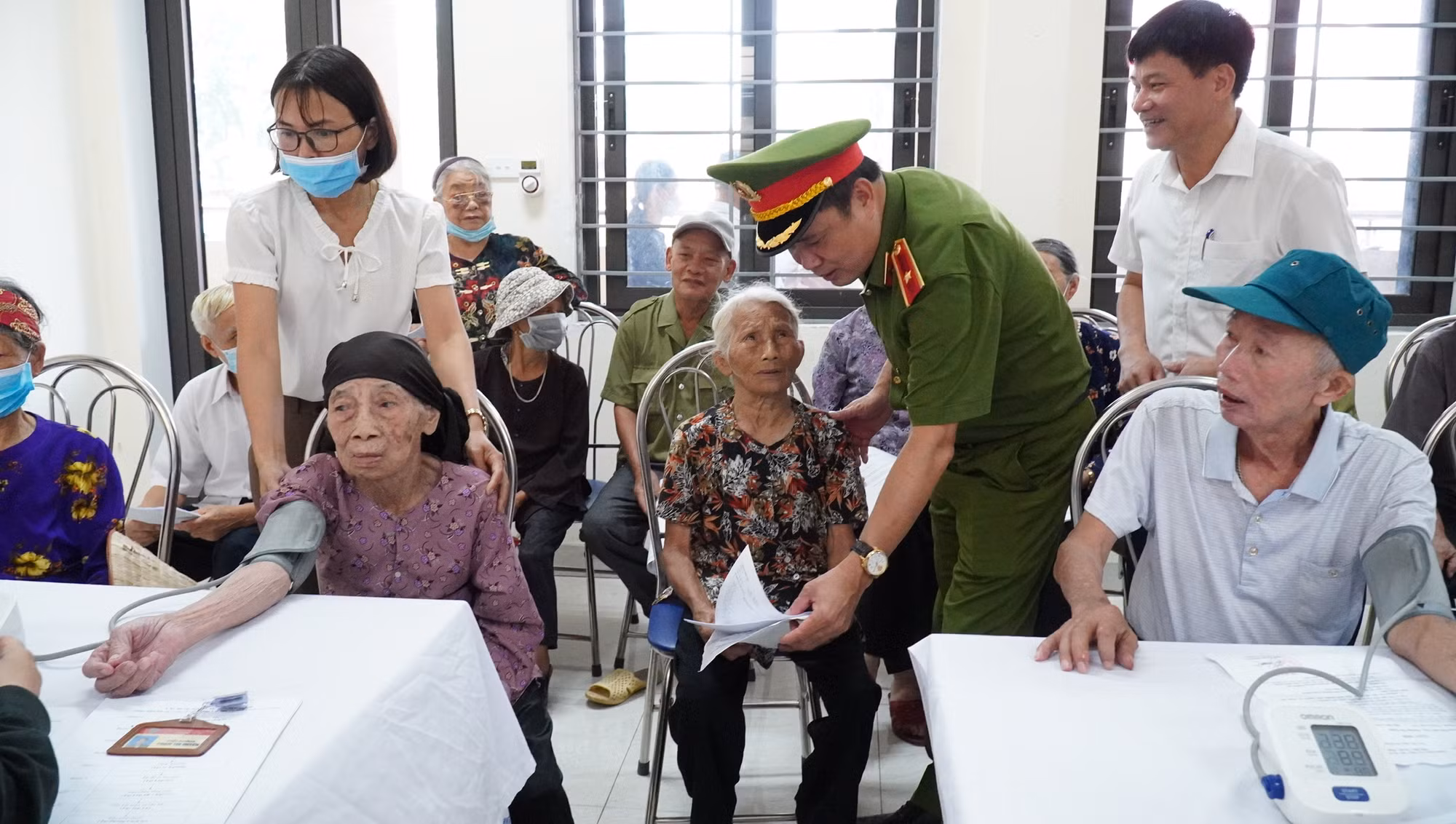 Cán bộ, chiến sĩ Cảnh sát cơ động thăm khám, cấp phát thuốc miễn phí cho người có công, gia đình chính sách -0