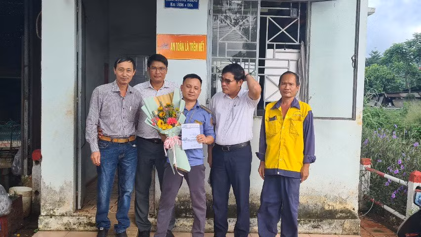 Nhân viên gác chắn cứu người đàn ông ngã ngay trước mũi tàu hỏa -0